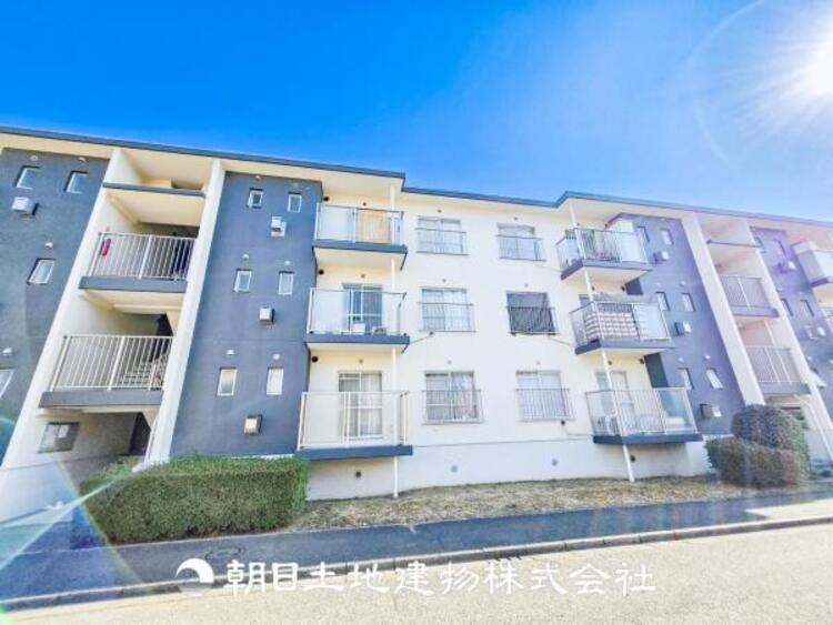 居間 家族や友人との時間など、１番多くの時間を過ごす空間だからこそ落ち着いた空間になります。