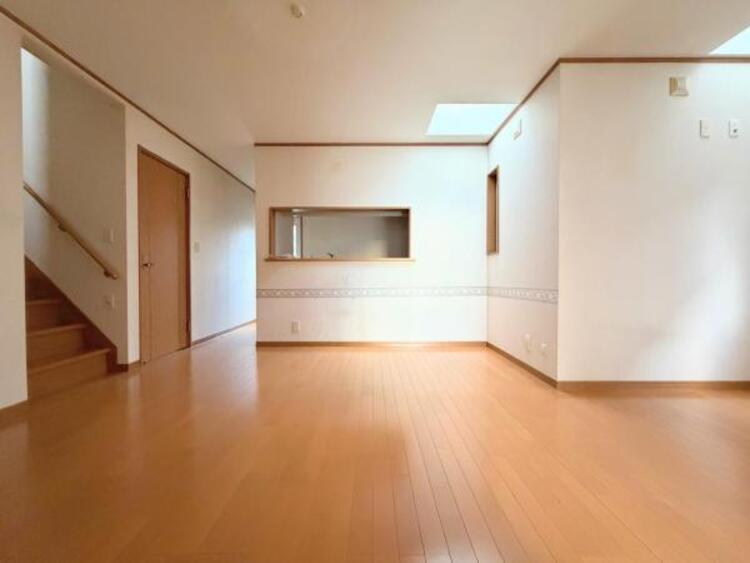 居間 ●〇一日の中で多くの時間を過ごすことになる住まいだからこそ、いつも穏やかな空間であるように心掛けています。構成する建材などへの配慮が、住まう方の健康を守ります。小さなお子様がいるご家庭でも安心です〇● 