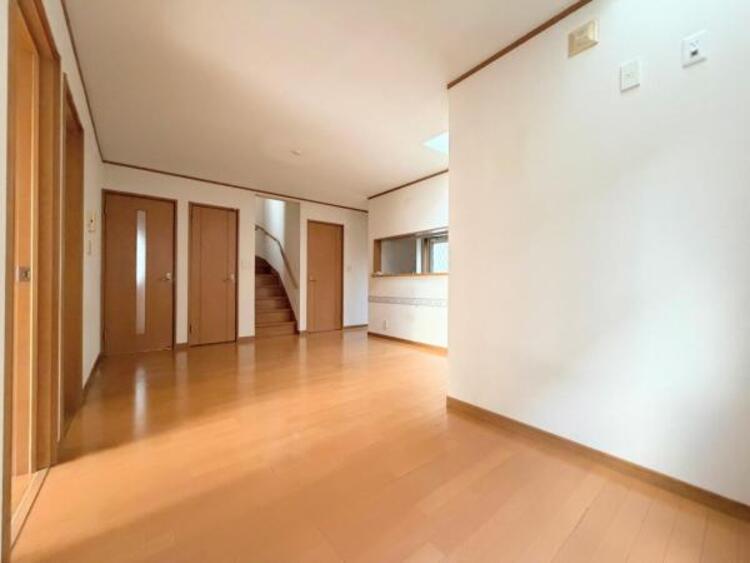 居間 ●〇家族と過ごすひと時を溢れる光が優しく包み込むリビングダイニング。家族とともに、心穏やかに過ごすひととき。家族との時間、自分の時間を大切にできる空間がここにあります。LDKで過ごす時間は大事ですね● 