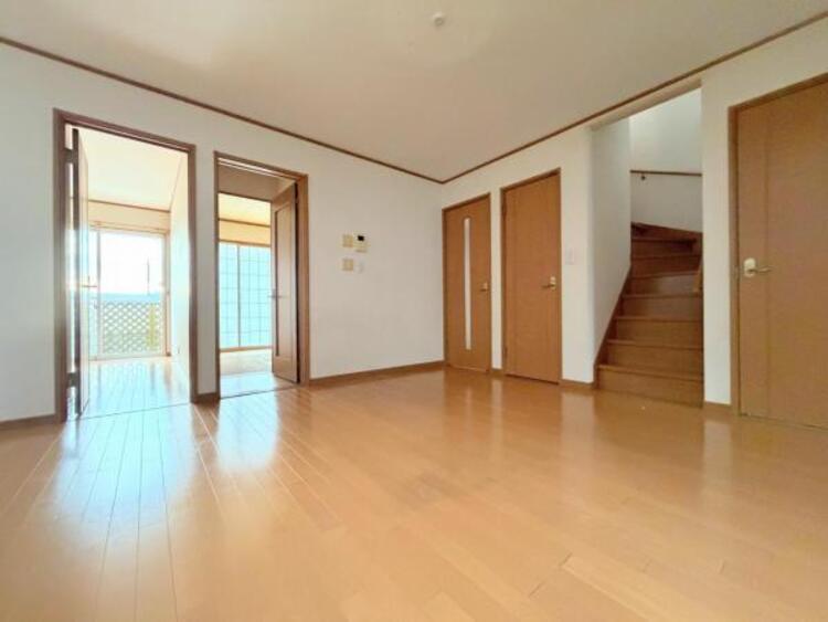 居間 ●〇オープンでのびやかな空間を生み出す、こだわりの広がりとゆとり。家族と過ごす時間を大切にしたい方にぴったりの明るくゆとりある住空間です。南側の窓からの日差しがリビングの中までしっかりと届きます　〇● 