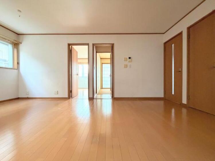 居間 ●〇家族の思いを抱きながら、平和であることに感謝したくなる悠久の時。あたかかく感じるのは、陽当りだけではなかった！広く和やかに暮らせる空間と家族の存在が胸にジーンと響きわたる。理想の住まいがここに〇● 