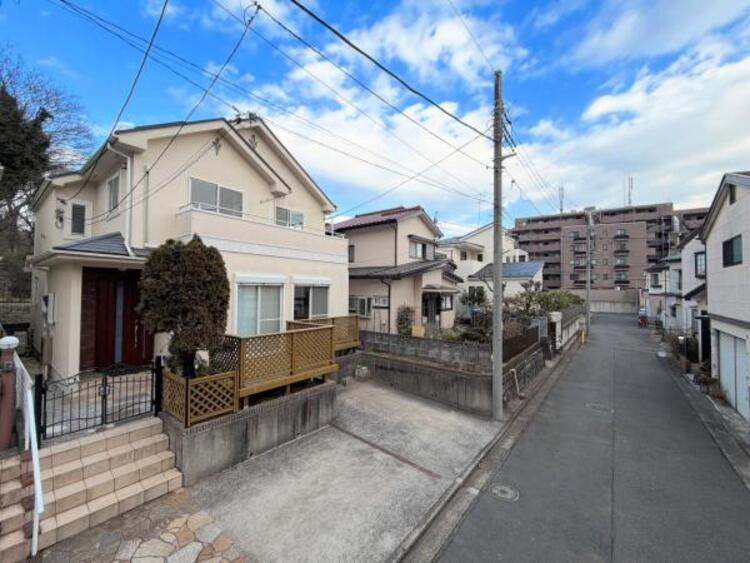 外観 ●〇閑静な住宅地に馴染む落ち着いた色合いの外観。長く愛着を持って住んで頂きたいからこそ飽きのこないシンプルな色目を採用しました。外壁には耐久性・防汚性に優れ、お掃除もしやすいたサイディング材を使用〇● 