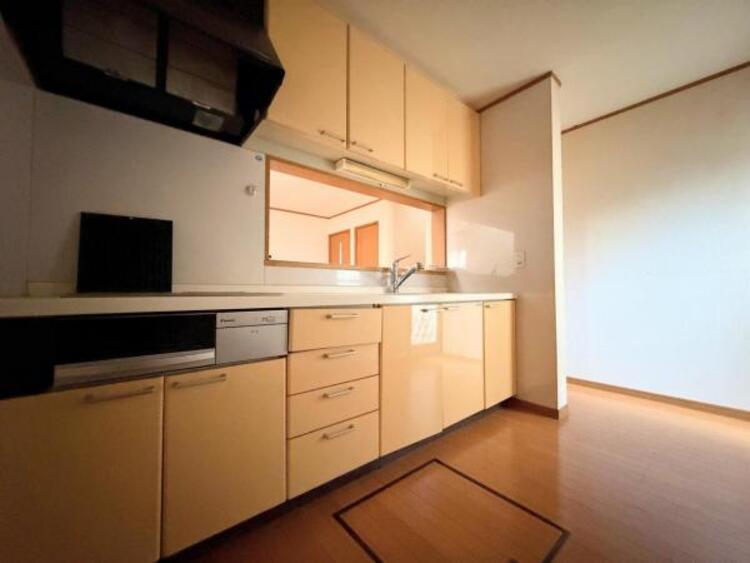 キッチン ●〇家族で並んでクッキング。皆でわいわい楽しく作るお料理は愛情たっぷりのごちそうに。キッチンで過ごす家族時間は大人になっても心に残る素敵なオンリーワンの思い出に。食後の片付けも苦にならない空間です〇● 