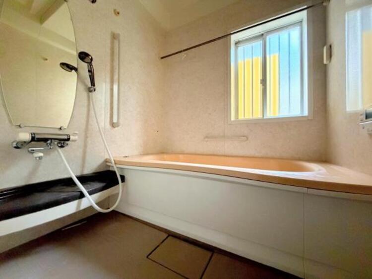 風呂 ●〇ユニットバスはゆったりとくつろげる1坪タイプ。足までしっかりと伸ばせる浴槽は心身ともにしっかりと疲れを癒してくれます。お子様と一緒の入浴でも充分な広さです。バスルームは疲れを癒すくつろぎの場所〇● 