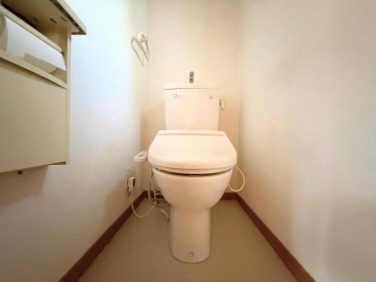 トイレ ●〇ゆとりをもった広さ、白ベースに清潔感ある空間です。もちろんウォシュレットも完備しております。小物を収納するスペースがあるのも良いですね。毎日頻繁に利用する大切な空間だからこそ、こだわりたいです〇● 