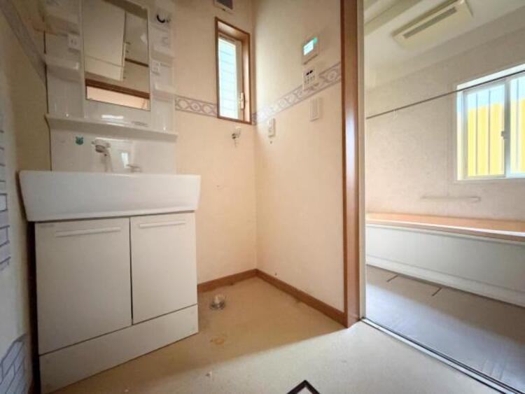 洗面 ●〇平日の朝であっても、落ち着きとくつろぎを感じられる。歯磨き粉が行方不明になるようなごちゃごちゃ感も解消。収納力の高い洗面所です。　コーディネートされた空間で気持ちよく身だしなみを整えられます　〇● 