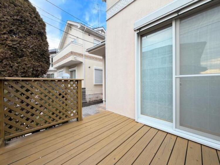 バルコニー 【庭】ウッドデッキ付きの広々としたお庭はフリースペースとしても利用出来ます！										 