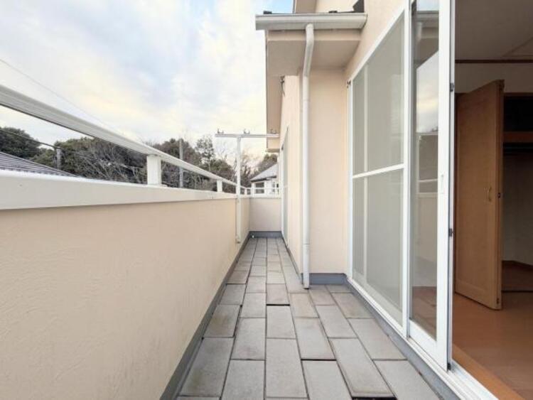 バルコニー ●〇日当たり良好！晴れた日はお洗濯物も気持ちよく乾きます。バルコニーからたっぷりの光をうけたお布団やシーツから太陽のにおいが感じられます。一度に洗濯を干せる量を気にする家庭も満足できるスペースです〇● 