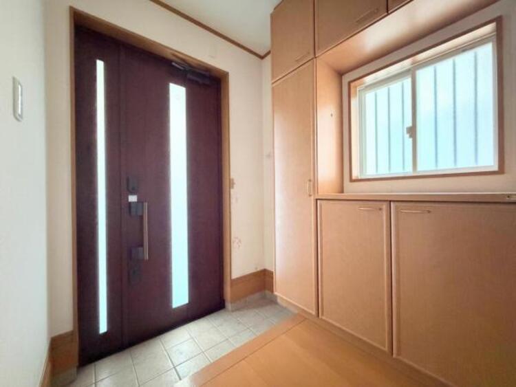 その他 ●〇お客様を迎える玄関は落ち着いた雰囲気。帰る度に洗練されたテイストの空間に迎えられ誇りと喜びを感じる玄関まわりです。そんな安らぎに満ちた生活空間を予感させる生活イメージが湧き出てきそうな物件です〇● 