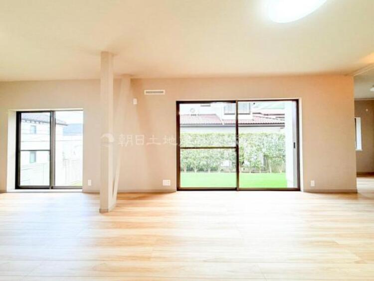 居間 家族の会話や笑顔が行き交うリビングで、子供を走り回らせたい。ダイニングテーブルでゆったり食事を堪能。光と風が溢れる開放的なリビングダイニングには、くつろぎの空間を生み自然と家族みんなが集まってきます