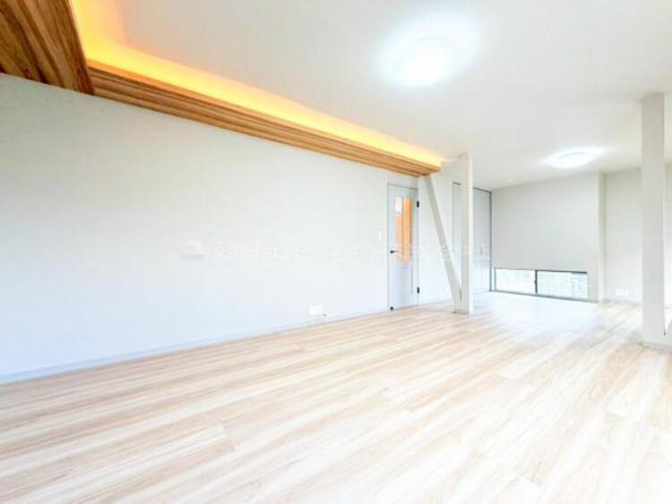 居間 リビングにあふれる採光と心地よい風のつどう調和された空間！！生活を彩る充実した日々が過ごせそうです。家族の滞在期間が長くなることを予測して、設計士が思いと工夫をこらした自慢のリビングダイニング！！！