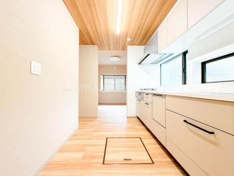 キッチン 【キッチン】広く取られたキッチンスペースはとても便利です。お料理をする人も開放感が心地いいです。