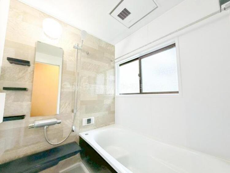 風呂 【浴室】ゆったりと寛げる広々バスで足を伸ばしてリラックス。　最新のユニットバスは設備も充実です。