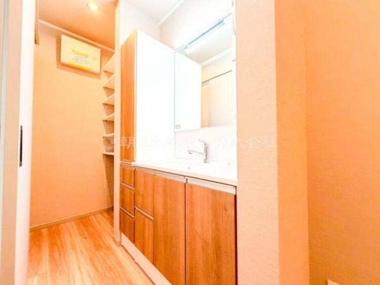 洗面 【洗面・脱衣所】使用頻度の高い場所だからこそ便利な空間に。多人数での使用も考えた便利な空間です