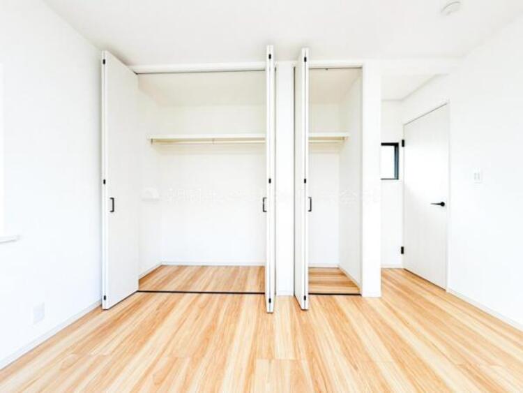 収納 【収納】適材適所に設けた収納は、奥行きもあり多くの物の収納が可能です。扉を閉めるとパッと隠すことができるので、いつでも室内が整理整頓でき気持ちのいい空間として使えます!