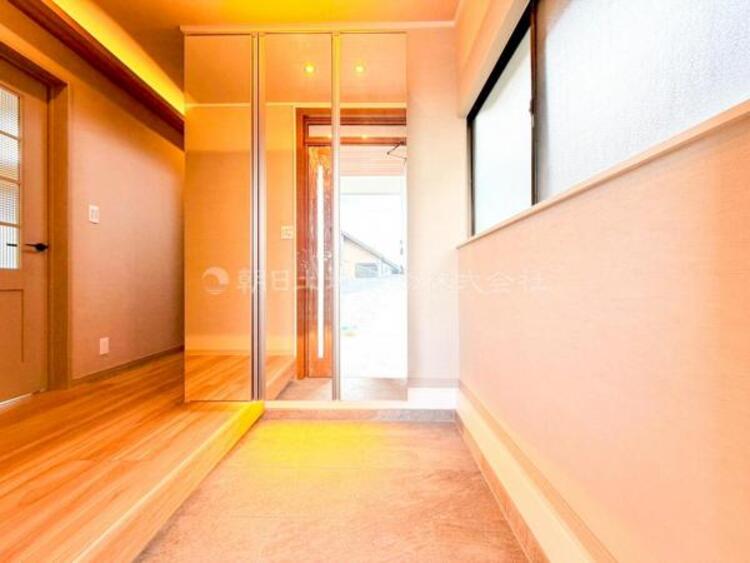 その他 【玄関】お出かけの際に小さなお子様のいるご家庭でもゆったりと靴を履かせて上げることができます。大きな荷物や抱っこしながらでもスムーズに出入り可能なストレスの少ない玄関です。