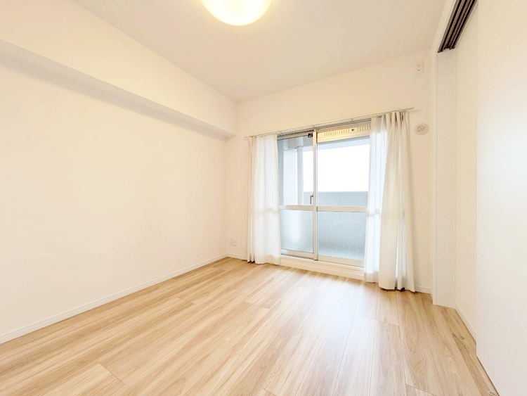 寝室 ベッドも十分に設置するスペースがあります。