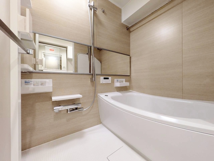 風呂 一日の疲れを癒すバスルームは、心地よいリラックスを叶える清潔感溢れる空間です。