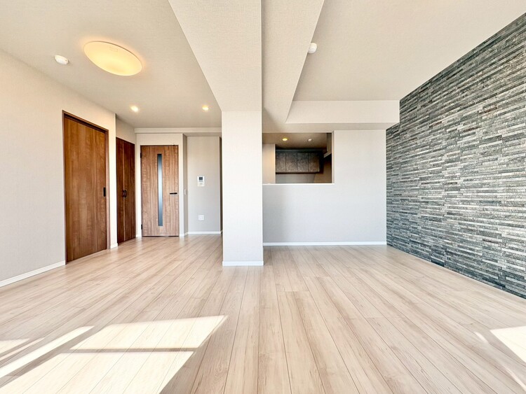 居間 忙しく過ぎゆく日常を置き去るほど、ゆったりした時間が流れるリビング。