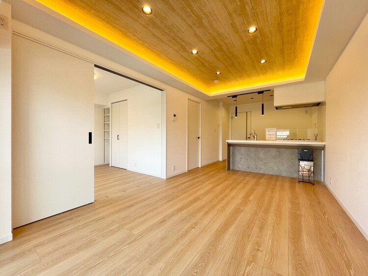 居間 忙しく過ぎゆく日常を置き去るほど、ゆったりした時間が流れるリビング。