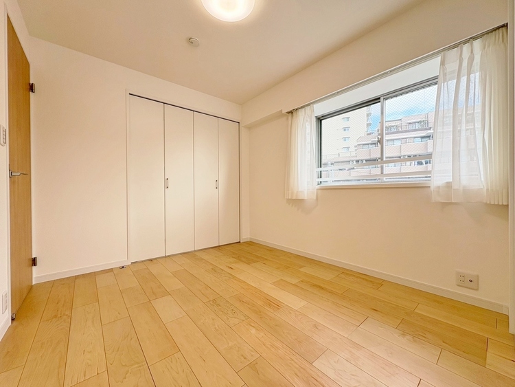 寝室 ベッドも十分に設置するスペースがあります。