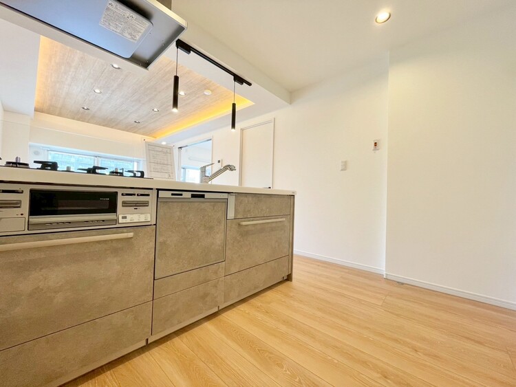 キッチン スマートな意匠と充実の機能を備えたキッチンが、暮らしにおいしい彩りを添えます。