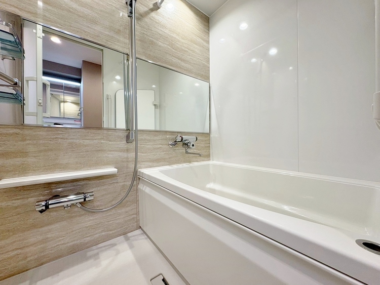 風呂 一日の疲れを癒すバスルームは、心地よいリラックスを叶える清潔感溢れる空間です。