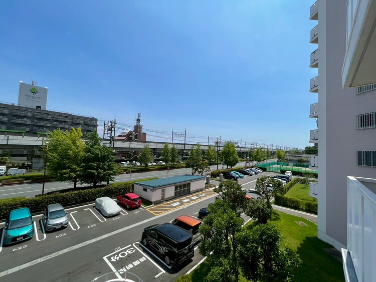 バルコニー 窓を開けると広がる青空。心をリフレッシュして日々を過ごしていきましょう。