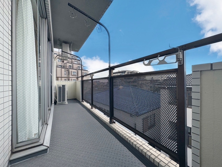 バルコニー 暮らしの中で、光と風を演出してくれるバルコニー。