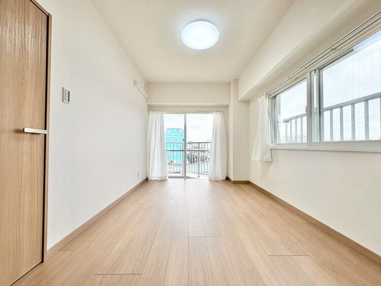 寝室 ベッドも十分に設置するスペースがあります。