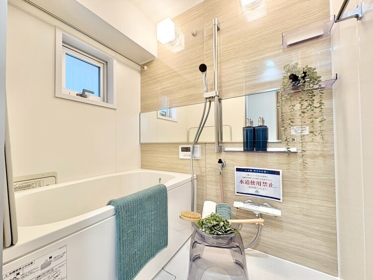 風呂 一日の疲れを癒すバスルームは、心地よいリラックスを叶える清潔感溢れる空間です。