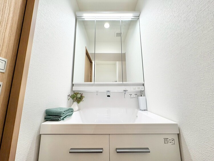 洗面 何かと物が増える場所だからこそ、スッキリと見映えの良い空間に。