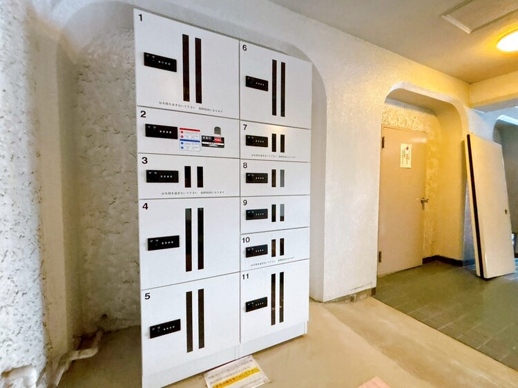 設備 外出中に活躍してくれる宅配ボックスが設置されています。家で宅配物を待たなくて済みますね。