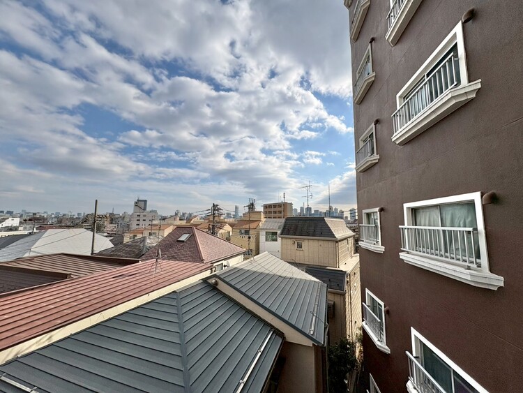 バルコニー 窓を開けると広がる青空。心をリフレッシュして日々を過ごしていきましょう。