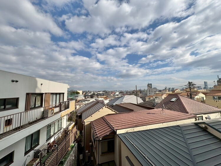 バルコニー 頬をなでる、優しい風を感じることが出来ます。