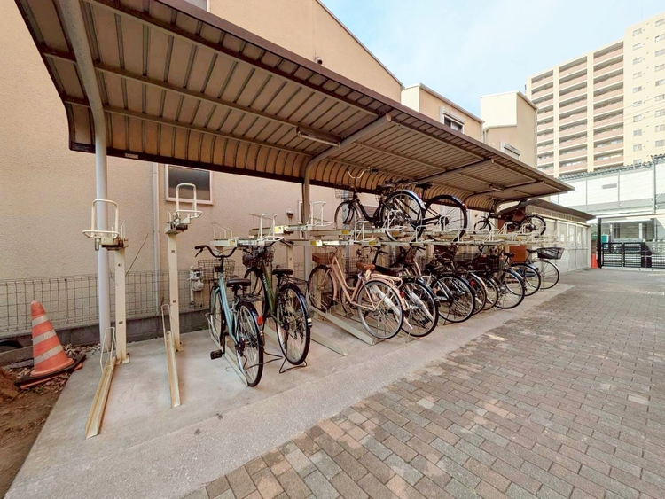 設備 きちんと整備された駐輪場。住む方の心遣いが感じられます。