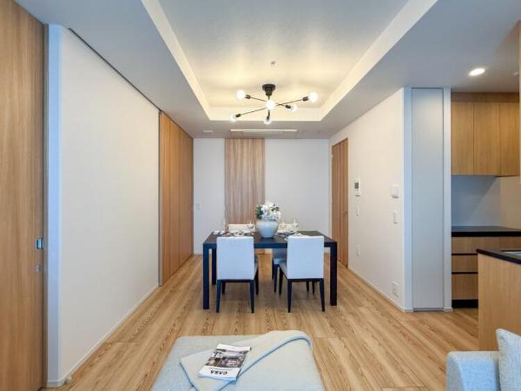 居間 【家具・小物は販売価格に含まれません】光と風があふれる開放的なリビングダイニングには自然と家族みんなが集まってきます。