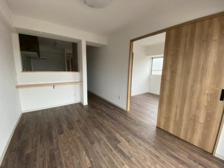 居間 ゆったりとくつろげる、明るく開放的なリビング空間です。