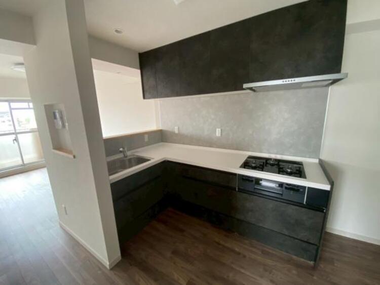 キッチン 広々としたキッチンで、家族みんなで料理を楽しめます。