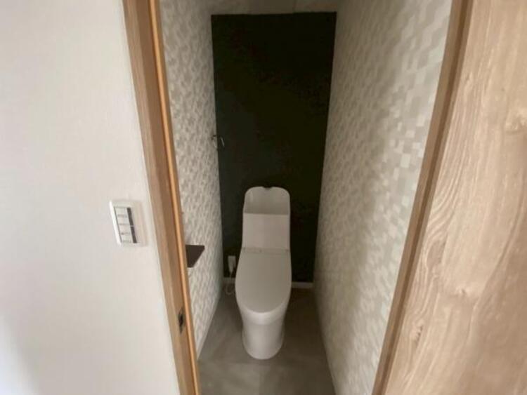 トイレ 収納付きで、トイレットペーパーや掃除道具もすっきり収納できます。