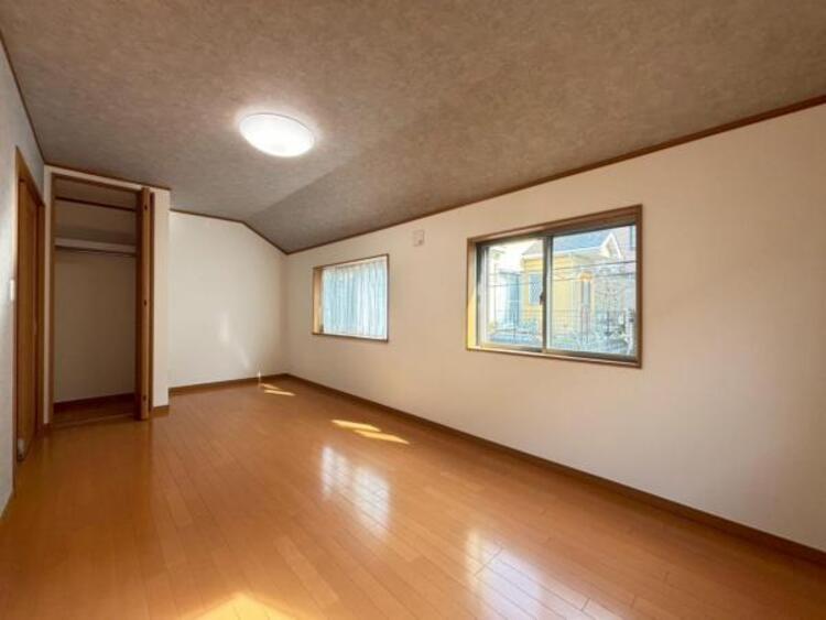 内装 大きな窓からたっぷりと陽光が注がれる明るい空間。日々の疲れを癒してくれる主寝室。