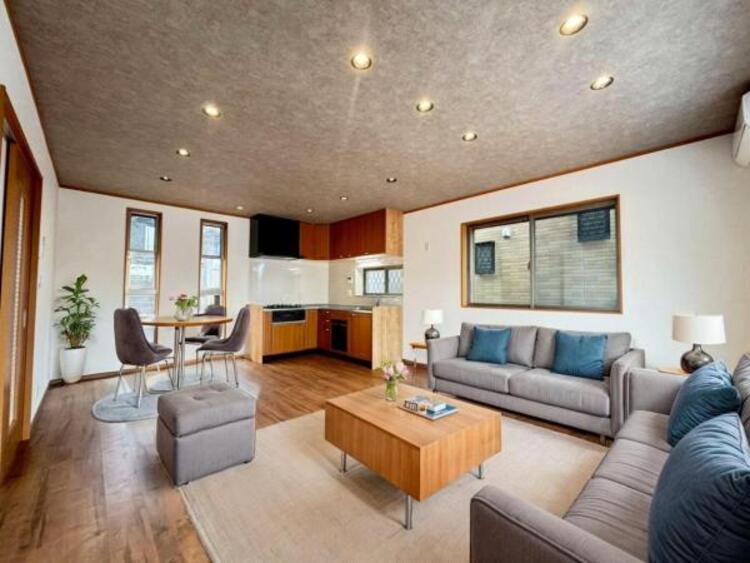 居間 リビング（配置してある家具はCGによるイメージです）くつろげるリビングは話に夢中になりすぎて、ついつい時間を忘れてしまう。そんな束の間の幸せを感じさせてくれる場所です。