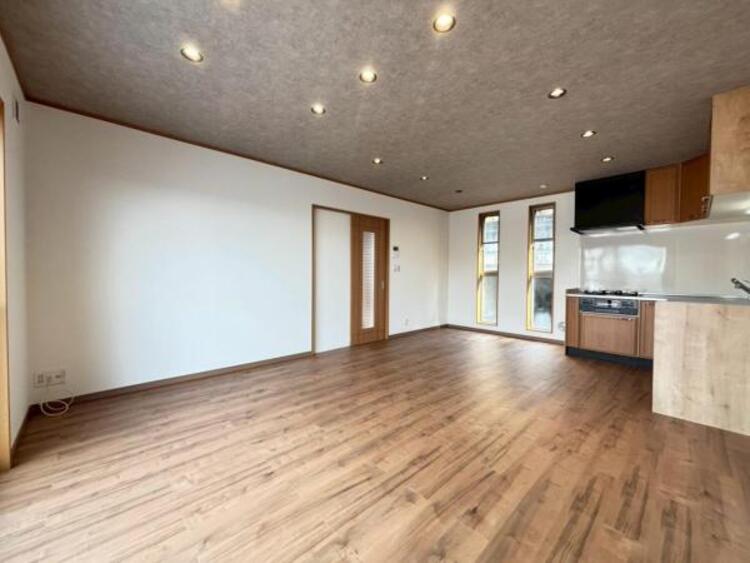 居間 大きなソファを置いてゆったりとご生活頂けるリビング。家族が集まる場所だからこそゆったりとした空間を実現しています。