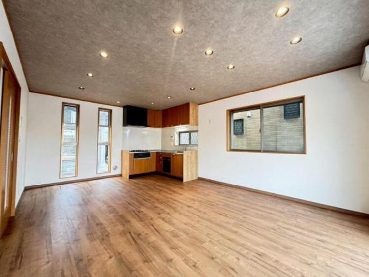 居間 くつろげるリビングは話に夢中になりすぎて、ついつい時間を忘れてしまう。そんな束の間の幸せを感じさせてくれる場所です。