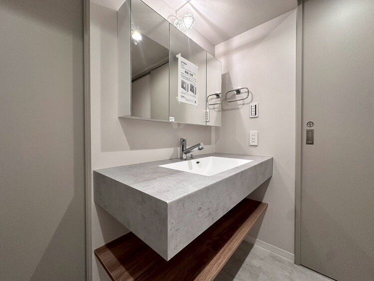 その他 清潔感を感じられる洗面化粧台。