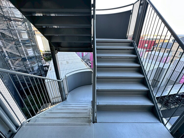 その他 共用部の階段です。明るく清潔に管理されています。