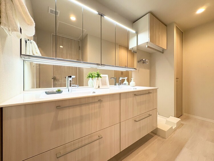 その他 清潔感を感じられる洗面化粧台。