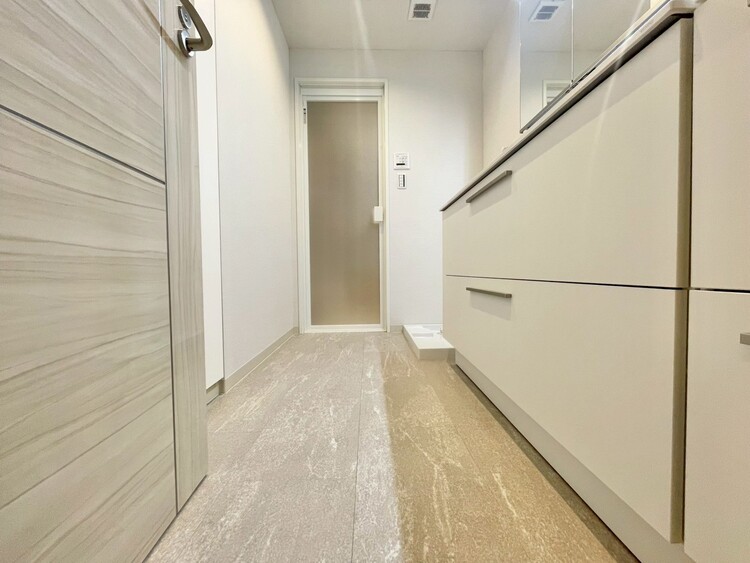 その他 十分な広さの脱衣所。