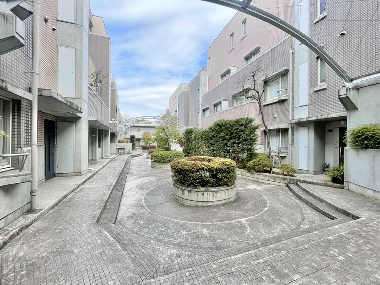 その他 マンションの敷地内には、中庭もございます。
