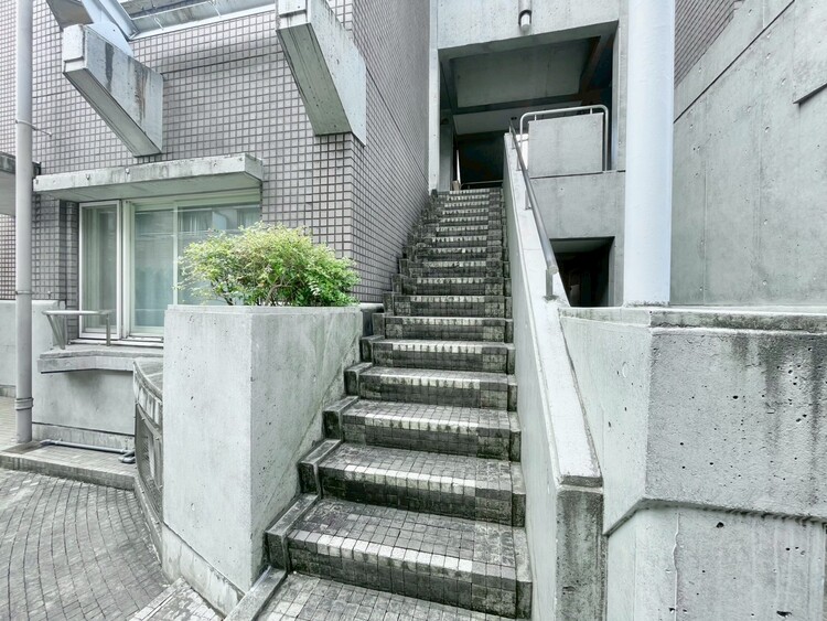 その他 共用部の階段です。明るく清潔に管理されています。